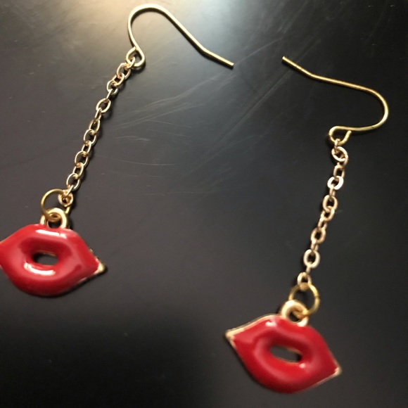 Kissy Lips dangly earrings. - Picture 3 of 9